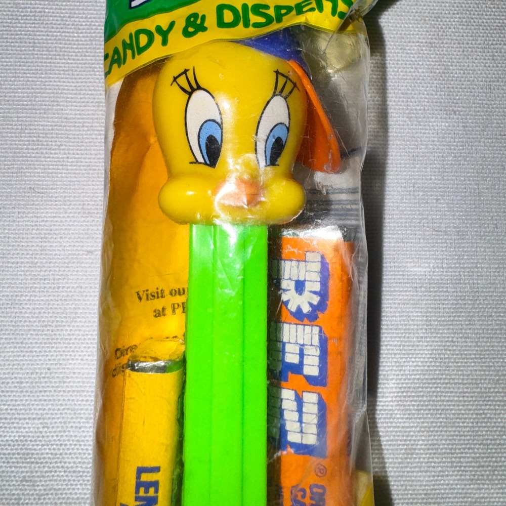 Vintage PEZ Looney Tunes Tweety Bird with Hat Dispenser New in Package Sealed - Picture 2 of 4